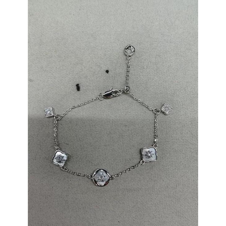 French-style retro minimalist zircon and mother-of-pearl round flower bracelet, a luxurious and elegant piece of jewelry with a fashionable and