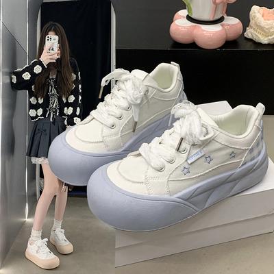 Модные белые туфли на толстой подошве женские 2025 новые популярные туфли на плоской подошве универсальные нишевые туфли повседневные