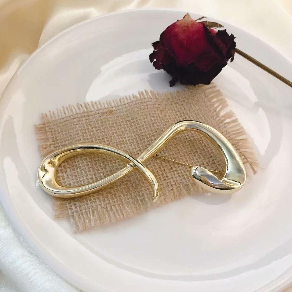Zinc Zinc Alloy Lucky Number Brooch Gold Irregular Metallic Brooches 8-shaped Pin Suit Coat Collar