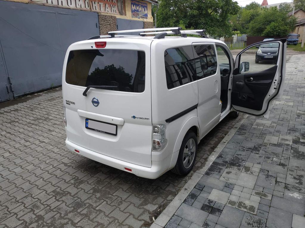 Рейлинги ХРОМ 143 см, Пластиковые ножки для Nissan NV200 2009- гг