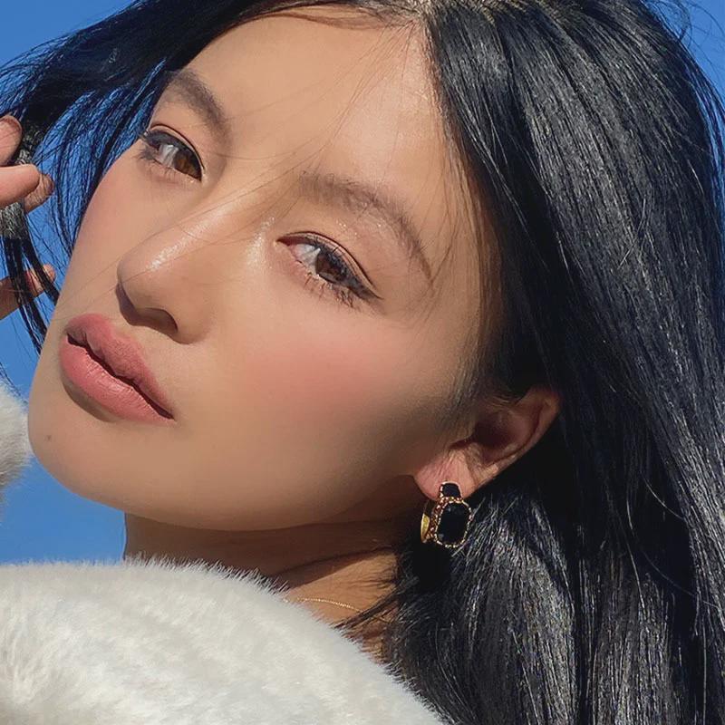 Винтажные золотые серьги-кольца с черным камнем в виде черепа для женщин