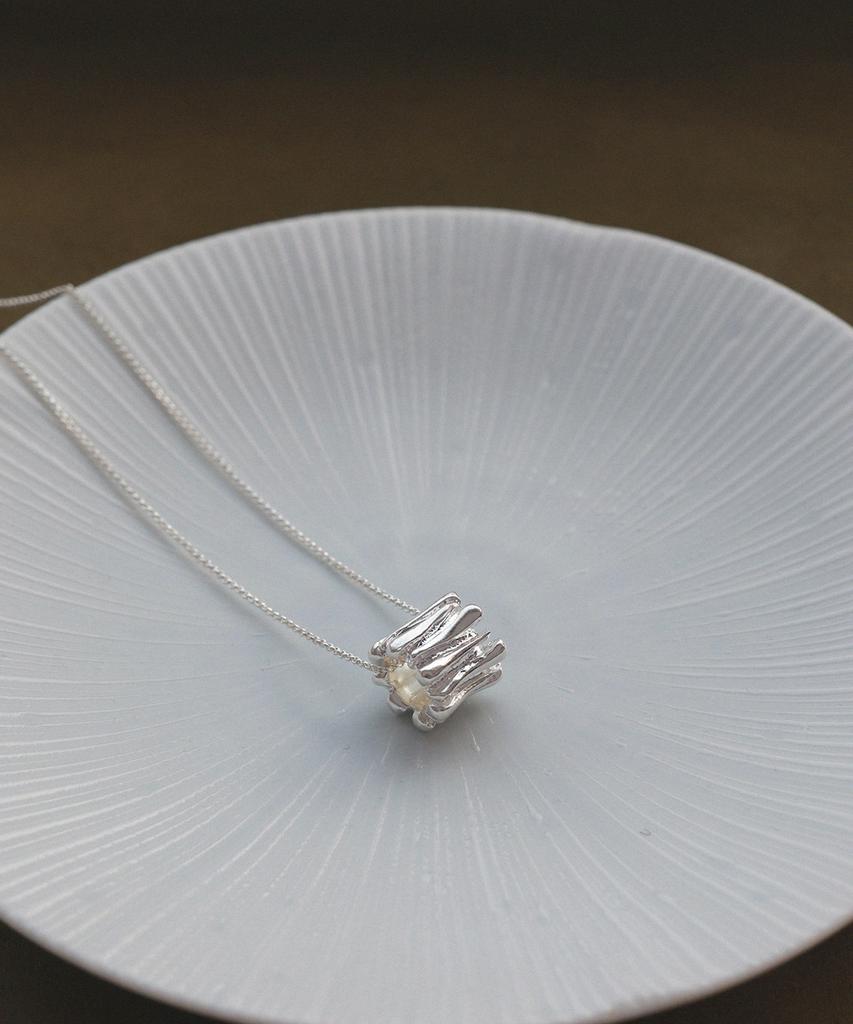 Reindeer Murmur Necklace 01