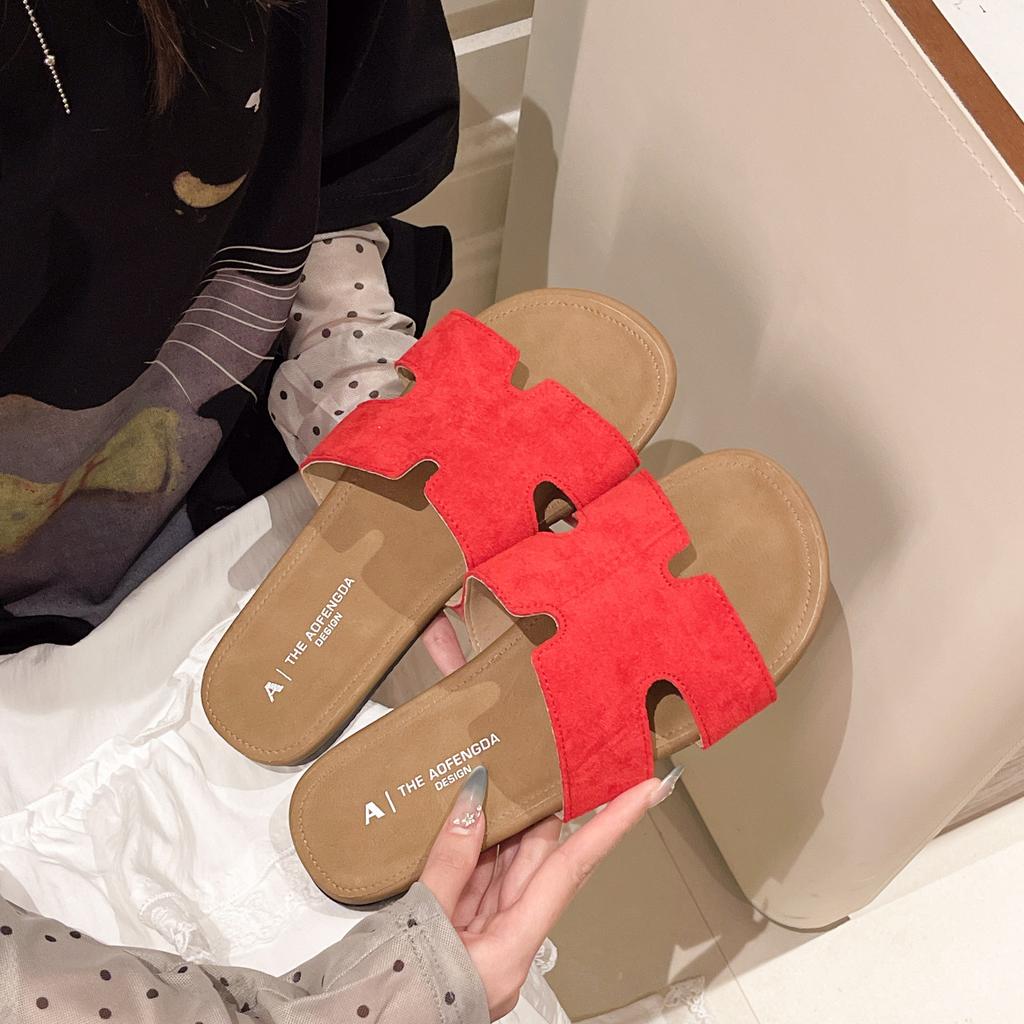 Модные брендовые тапочки с плоским дном, красивые, классные, женская летняя одежда 2025 года, новые, высококачественные, с мягкой подошвой, для морского пляжа, одно слово, перетаскивание