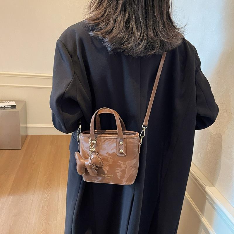 Модная женская сумка 2025 новая сумка-мессенджер сумка-ведро нишевый дизайн высокое чувство зарубежная универсальная наплечная сумка