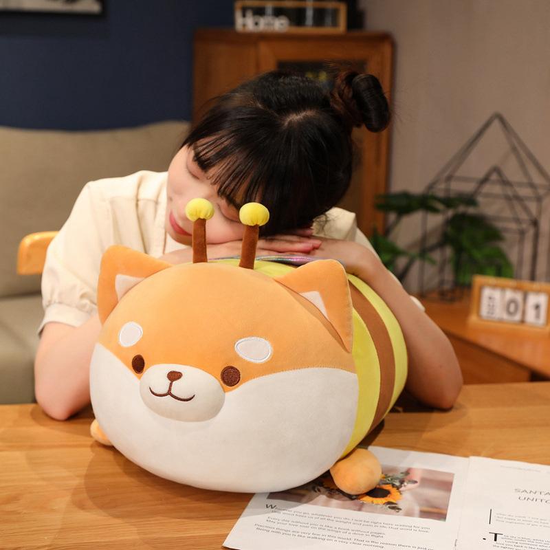 Милая пчела трансформируется в куклу сиба-ину, плюшевую игрушку, тряпичную куклу, подушку для сна, собаку породы корги