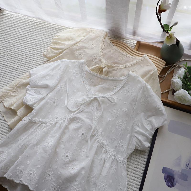 Летняя корейская кружевная женская рубашка с V-образным вырезом, завязками, вышивкой и короткими рукавами, 2025