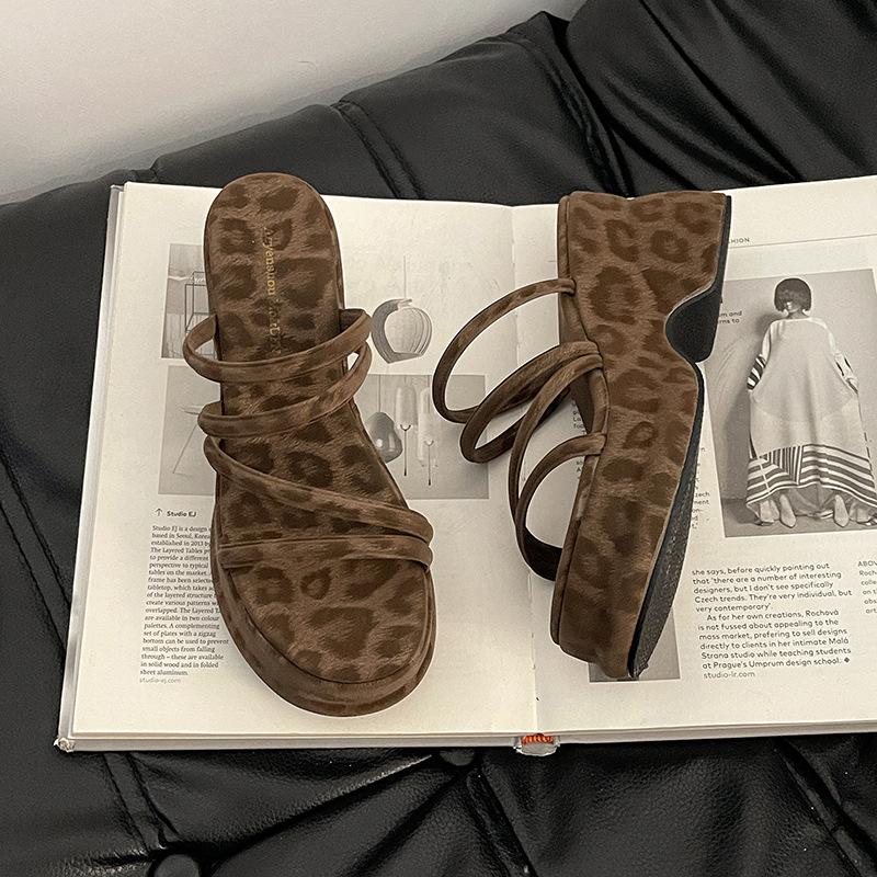 Summer Women's Slippers 2025 Thick Soled Platform Fashion Outdoor Slippers Wedge Leopard Print Outdoor Beach Shoes Zapatos Mujer