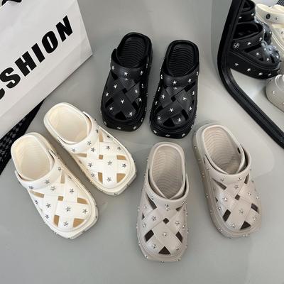 Сандалии на толстой подошве с небольшим увеличением роста, нескользящие и дезодорирующие, новинка лета и осени 2025 года, милые сандалии-полусабо с закрытым носком и перфорацией в виде звезд