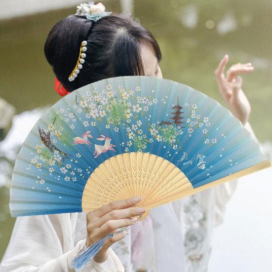 Шелковый складной веер в китайском стиле с кисточками. Элегантное мастерство. Прочная и гибкая бамбуковая кость.