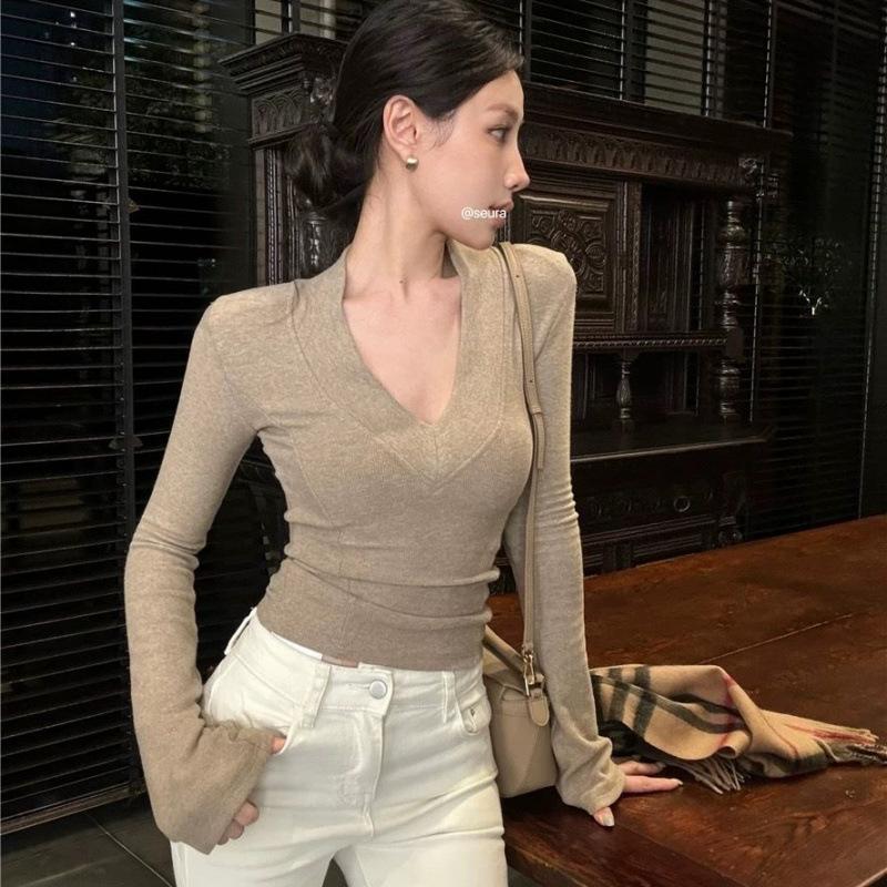 Чистый и элегантный базовый слой с V-образным вырезом из матового флиса для женщин, в сочетании с облегающим и шикарным топом с длинными рукавами для осени и зимы