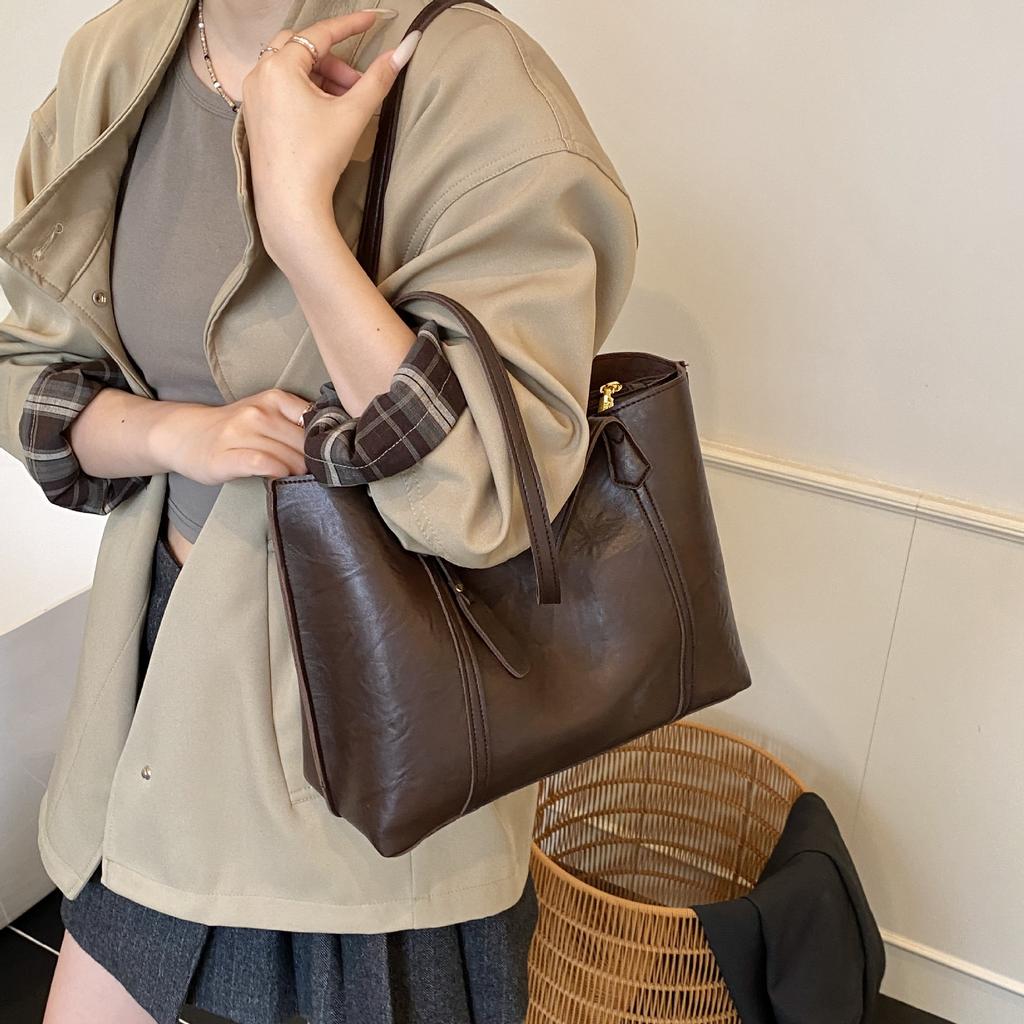 Ретро сумка-тоут для通勤 женская 2025 новая модная повседневная портативная сумка на плечо нишевая большая вместимость подмышечная сумка