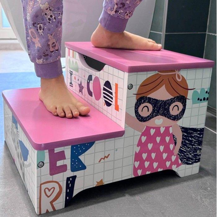Marchepied enfant GINGER HOME SUPER GIRL – Tabouret bois 2 marches pour salle de bain, cuisine ou chambre, rose, 33x35,5x24,7 cm