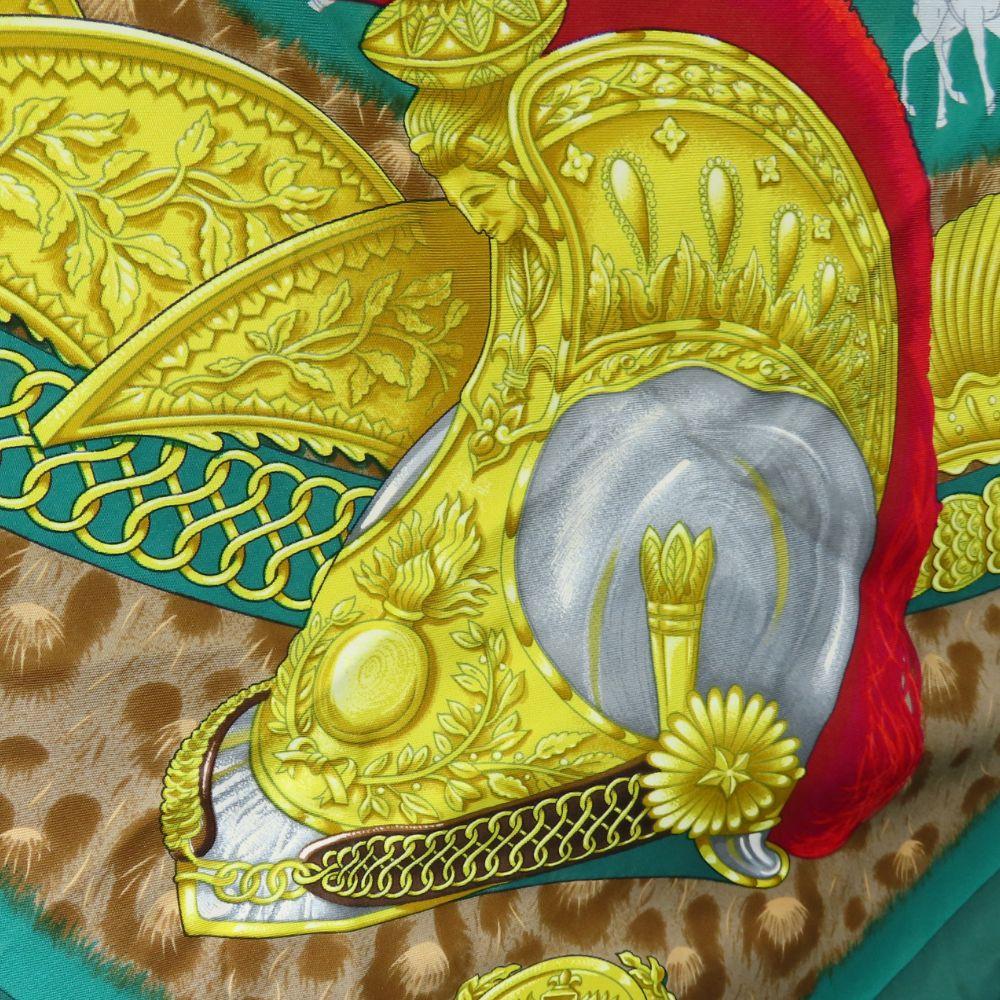 Поношенный шелковый платок HERMES Calle 90 зеленый многоцветный CASOUES et PLUMETS