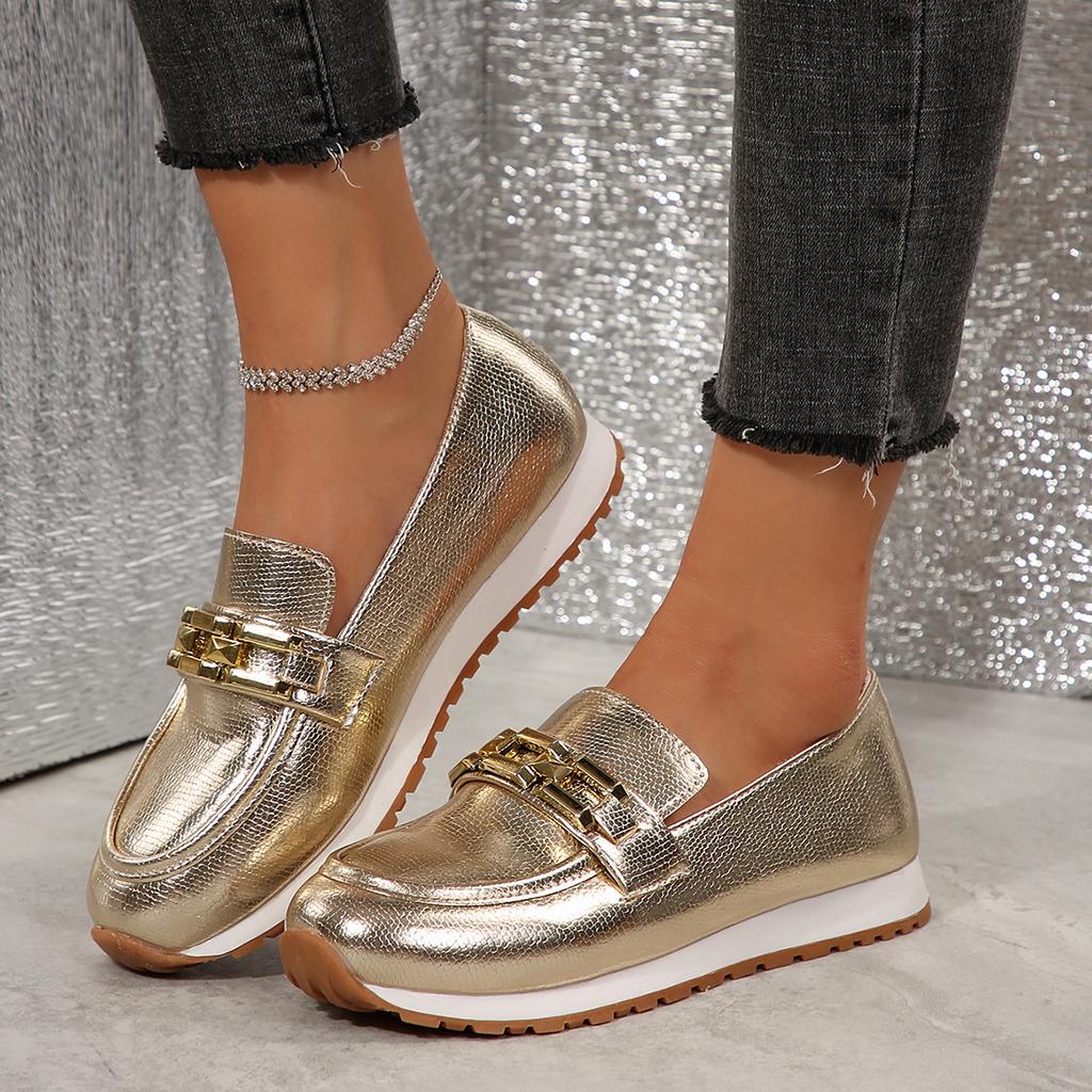 Модные женские туфли на платформе с цепочным декором Модные туфли на плоской подошве из искусственной кожи золотистого и серебристого цвета Женские легкие повседневные туфли без застежек Большие размеры