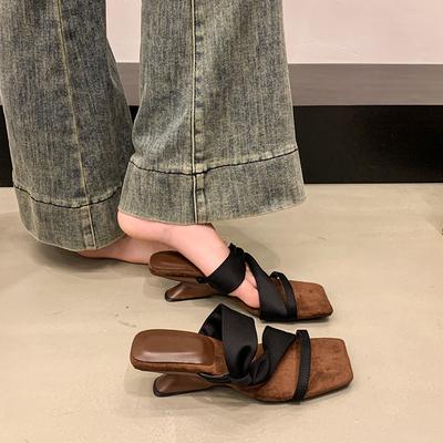 Сандалии на одном слове Французские остроносые нишевые сандалии женская обувь носить черные клиновидные каблуки 2025 лето новые шлепанцы