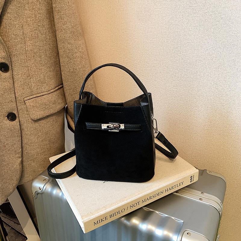 Осенне-зимняя женская портативная сумка-ведро 2025 новая универсальная модная в иностранном стиле изысканная для работы нишевого дизайна на плечо