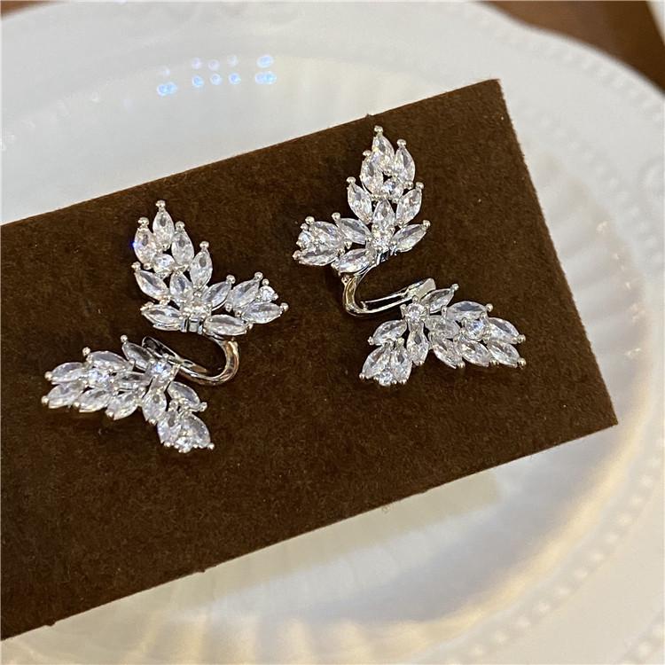 Элегантная серьга-кафф с бабочкой из циркона: Уникальный дизайн без пирсинга для женщин