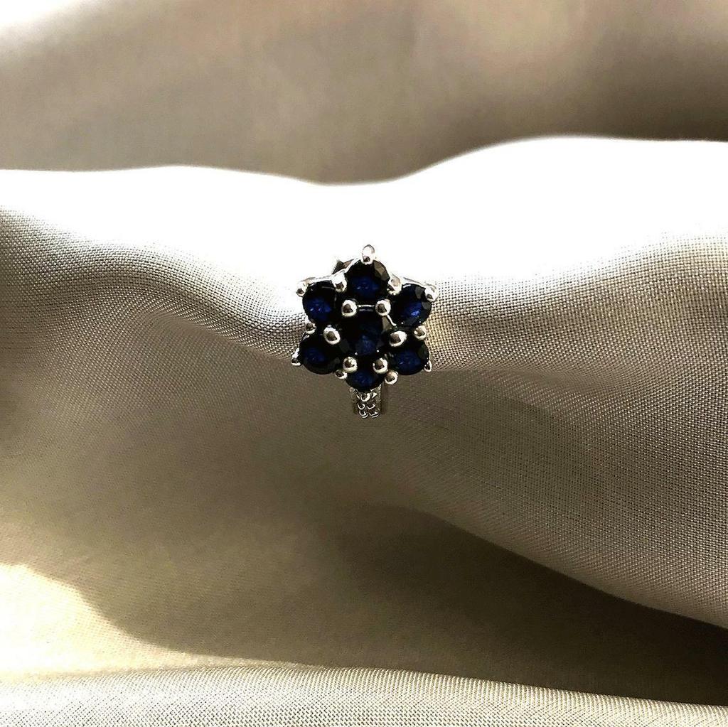 Изготовленные вручную из чистого серебра серьги-гвоздики с настоящими синими сапфирами в форме цветка для нее