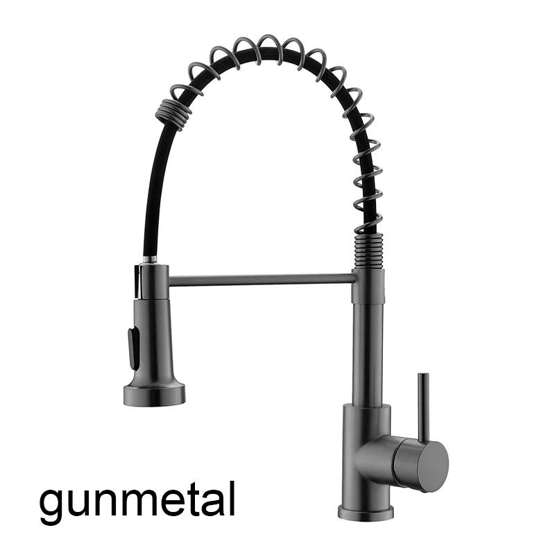 Кухонный смеситель с выдвижной лейкой, цвет - матовое золото. Поворотный излив, смешивание горячей и холодной воды.