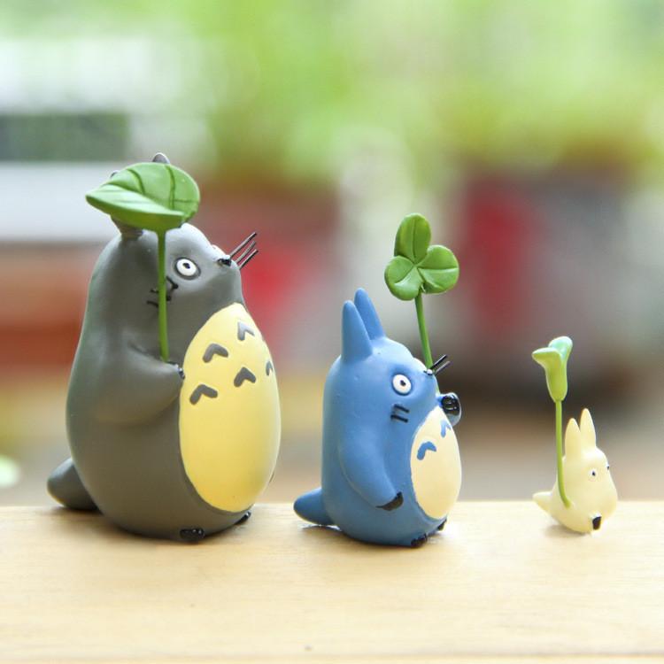 Resin My Neighbor Totoro Figurine Holding Lotus Leaf Design For Gift Tabletop