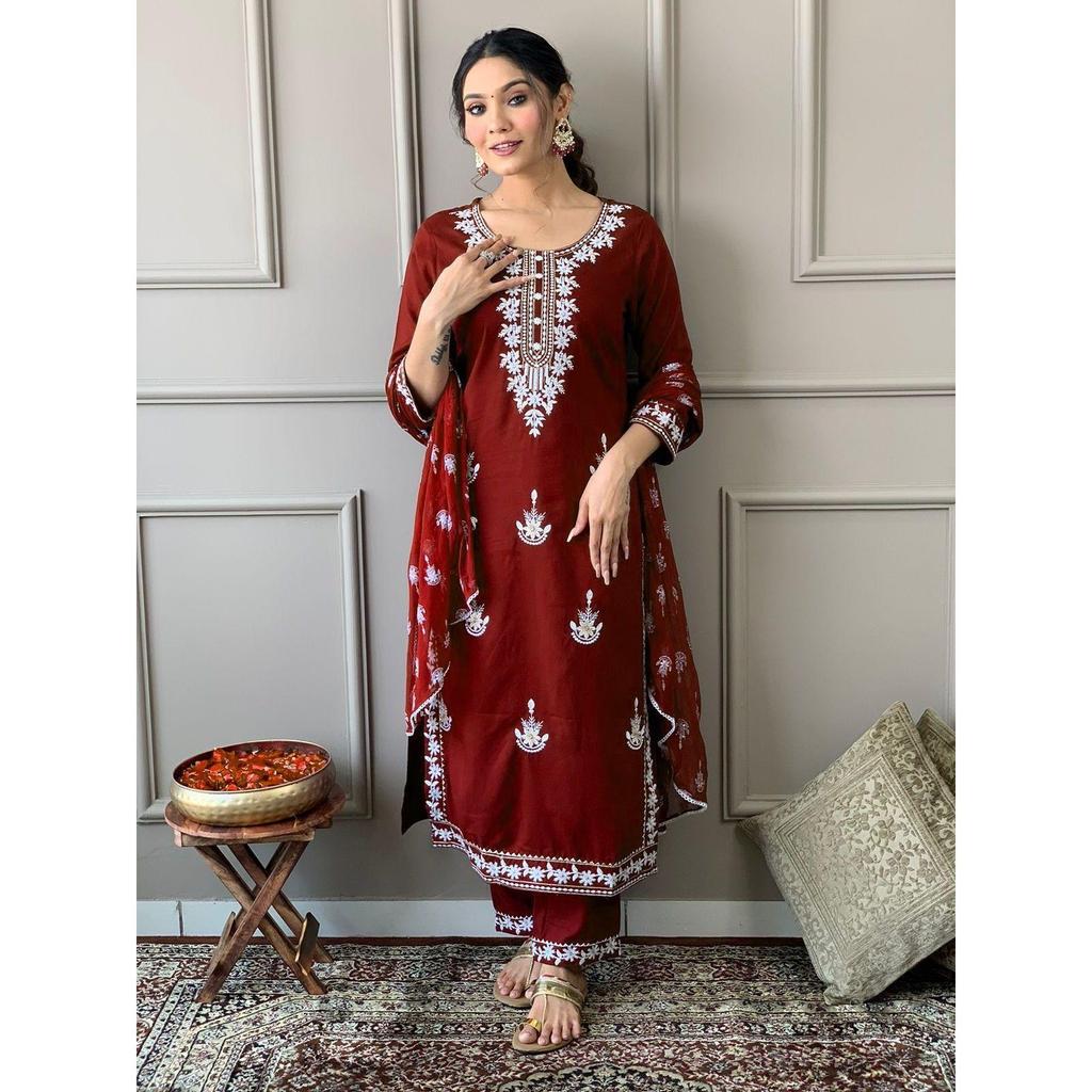 Красивая курта с плотной кружевной вышивкой на кокетке и брюками с дуппата*