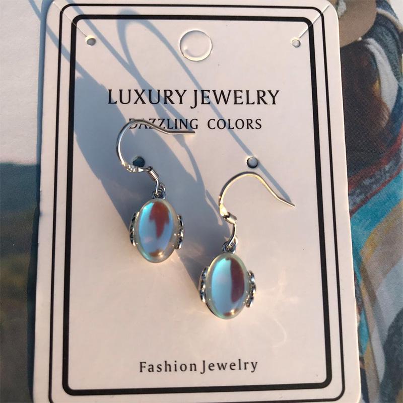 Милые и прекрасные серьги-пусеты с лунным камнем для женщин