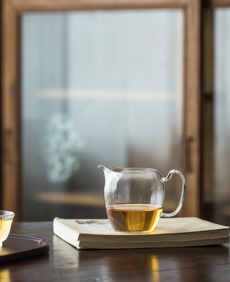 Японская утолщенная прозрачная чашка Гун Дао: Стеклянный кувшин для подачи с боковой ручкой для чая кунг-фу