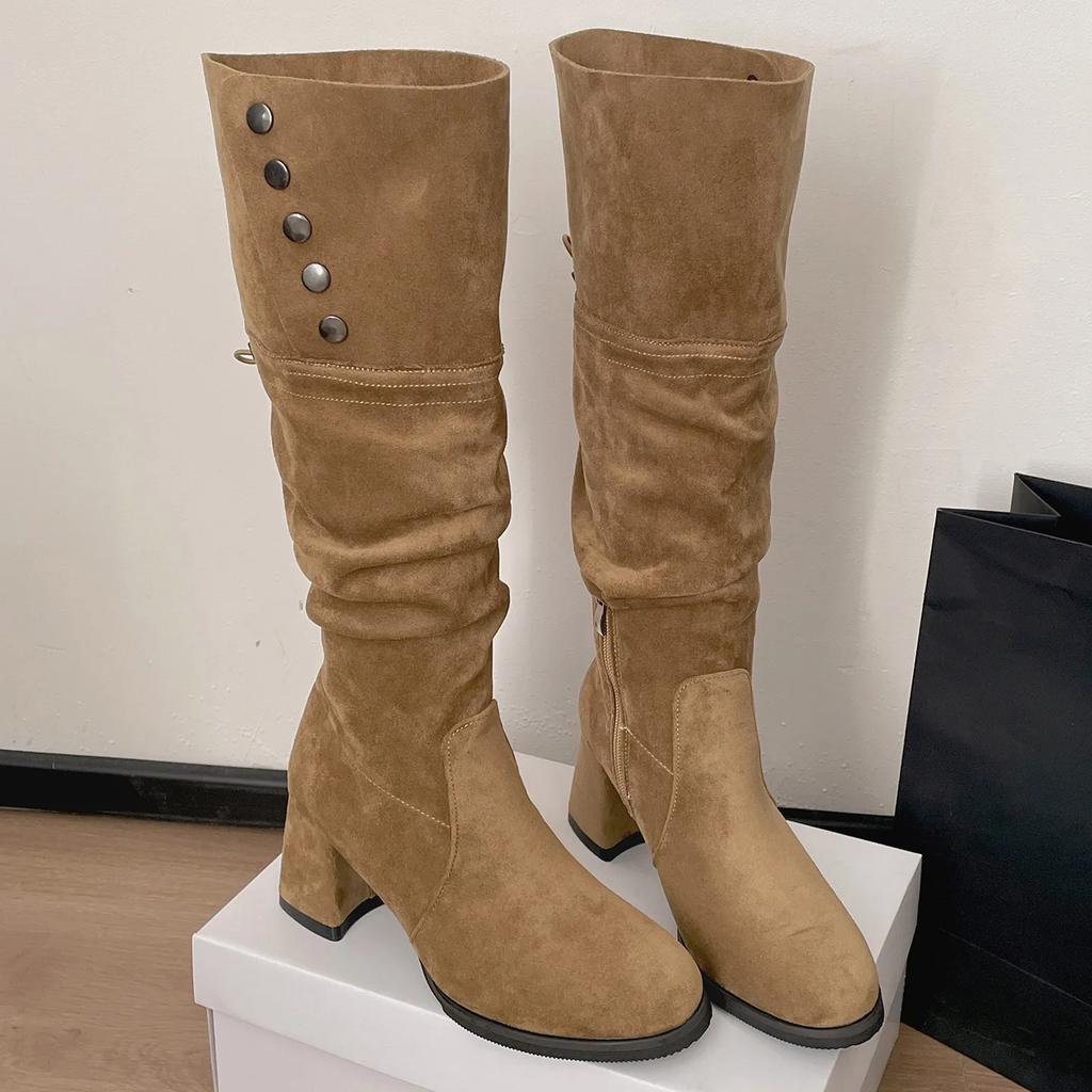 Модные зимние женские высокие сапоги из замши с острым носком, модные туфли-слипоны с ремешком и пряжкой, лаконичные ботильоны на толстом каблуке в рыцарском стиле, новинка 2025 года