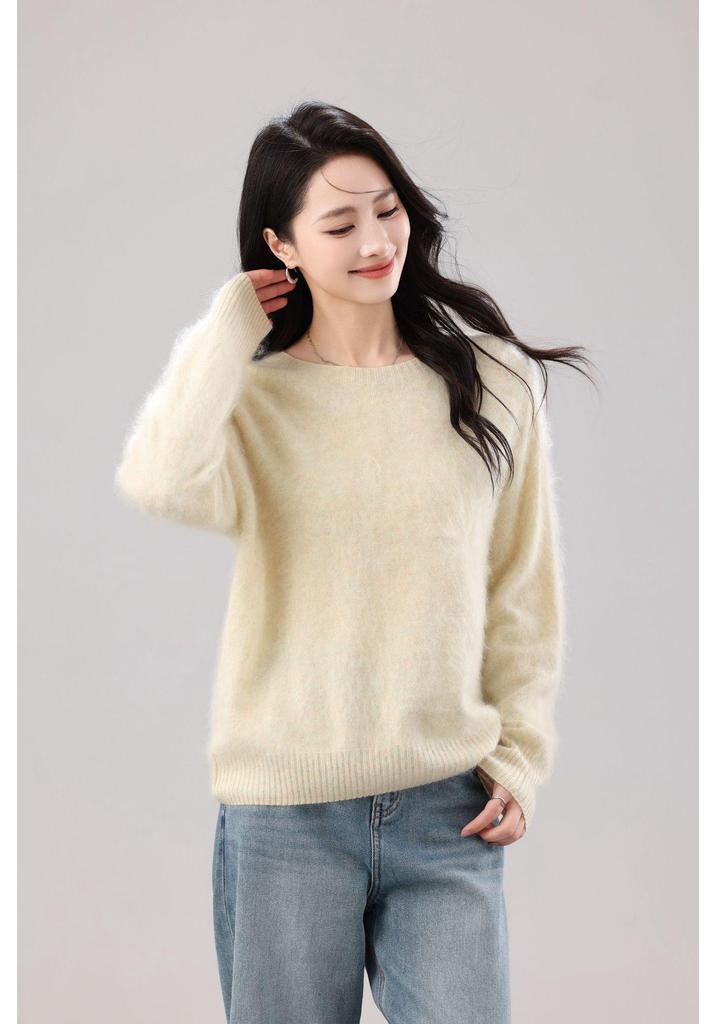 Women's Seamless Round Neck Sweater: 90% Wool, 5% Cashmere, 5% Silk.