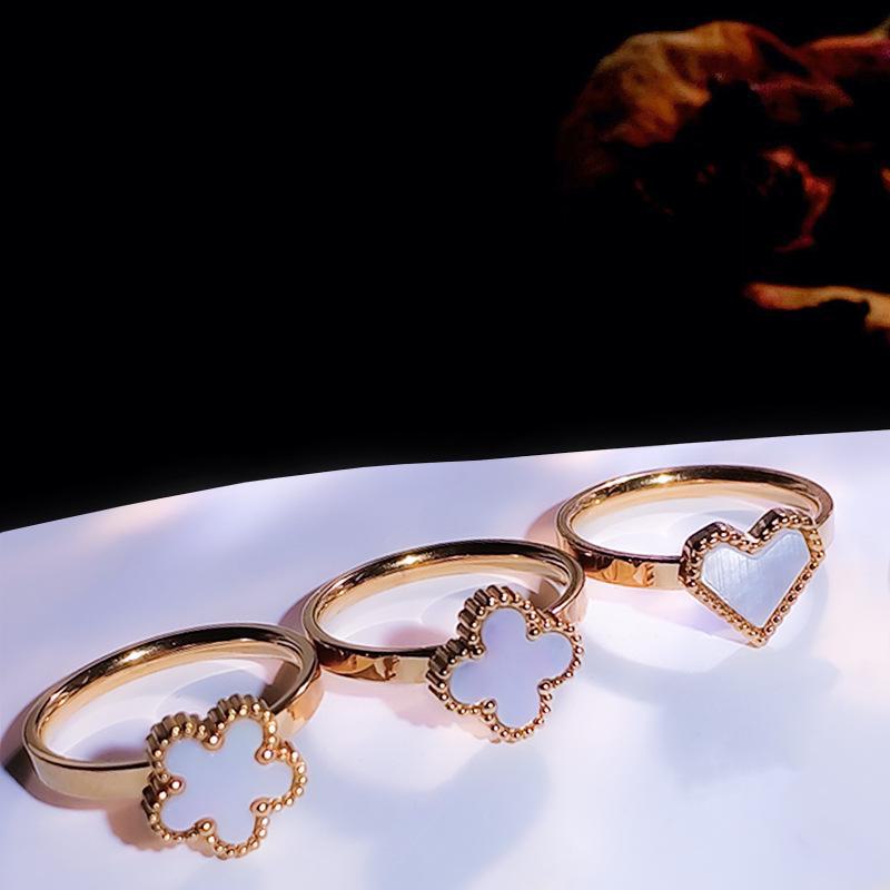 Black & White Mother-of-Pearl Four-Leaf Clover Titanium Steel Disco Ring - Trendy Cold Style for Women