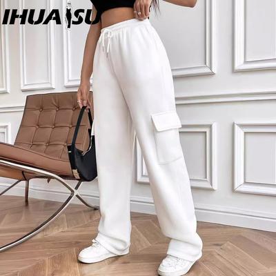 Осенне-зимняя женская мода с сумочкой сбоку и однотонными прямыми широкими брюками