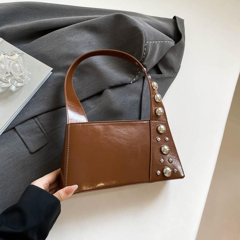 2025 лето новые женские сумки нишевые сумки персонализированные высокая ценность модные сумки на плечо с заклепками трендовые сумки женские