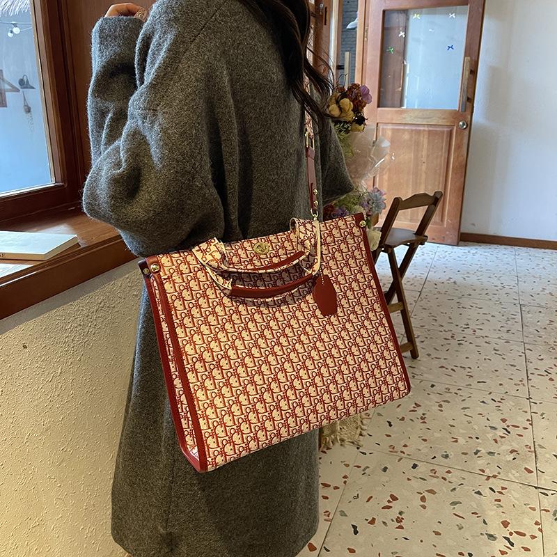 2025 Autumn and Winter New Fashion Trend Large Capacity Tote Bag Shoulder Bag Versatile Retro Exquisite