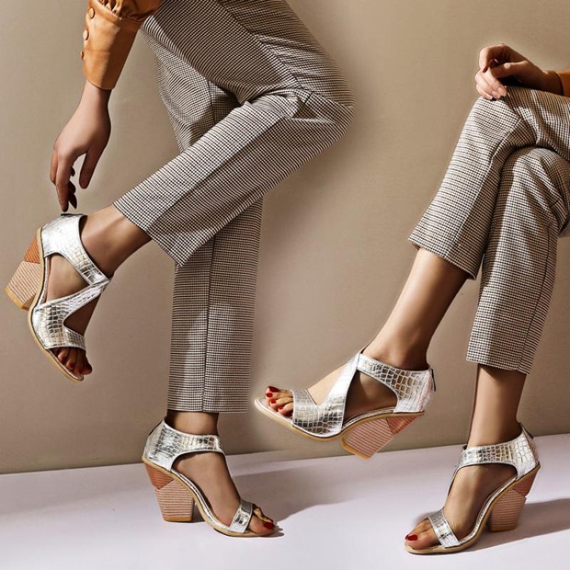 Новые летние серебряные тапочки на высоком каблуке, разноцветные туфли на танкетке для девочек, женские сандалии, летние женские