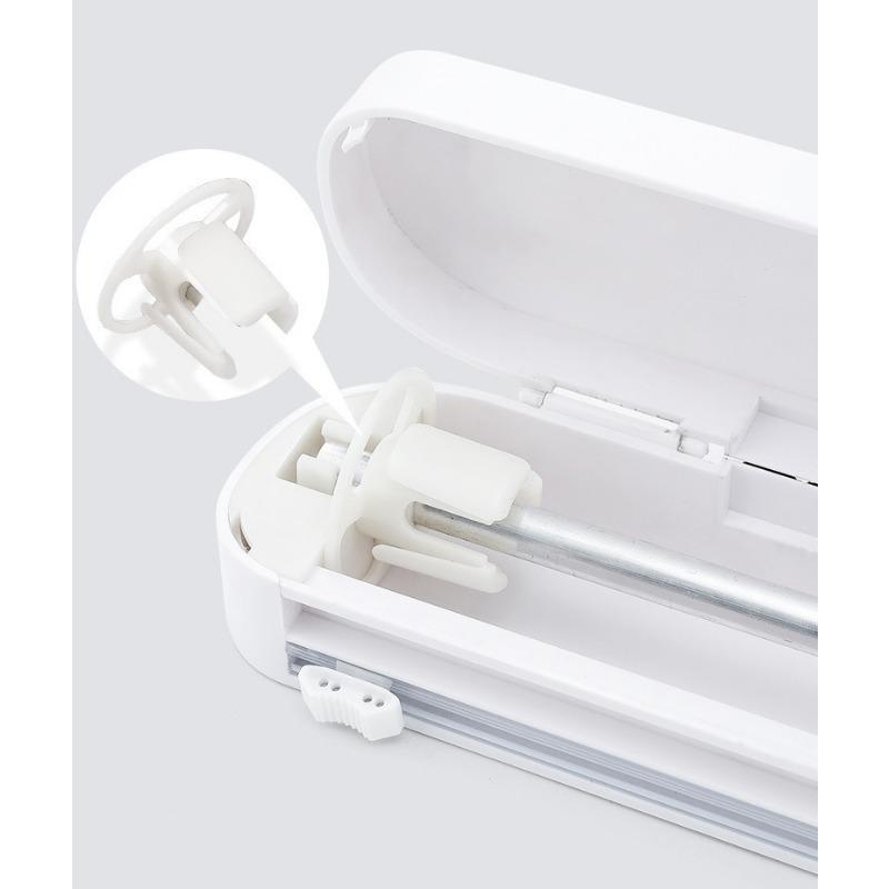 Диспенсер для пластиковой пленки с резаком. Многоразовый диспенсер для пищевой пленки с выдвижным резаком. Содержит рулон пищевой пластиковой пленки длиной 12 дюймов.