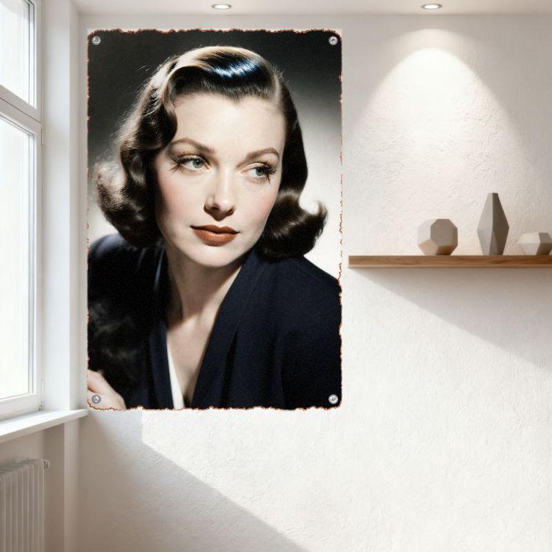 Винтажная Орнаментированная Рамка Женщина с Темно-Коричневыми Волосами Металлический Жестяной Знак Мягкие Локоны Темно-Синий Блейзер Белый Топ Декор Дома Искусство для Кафе Бара Мужчина