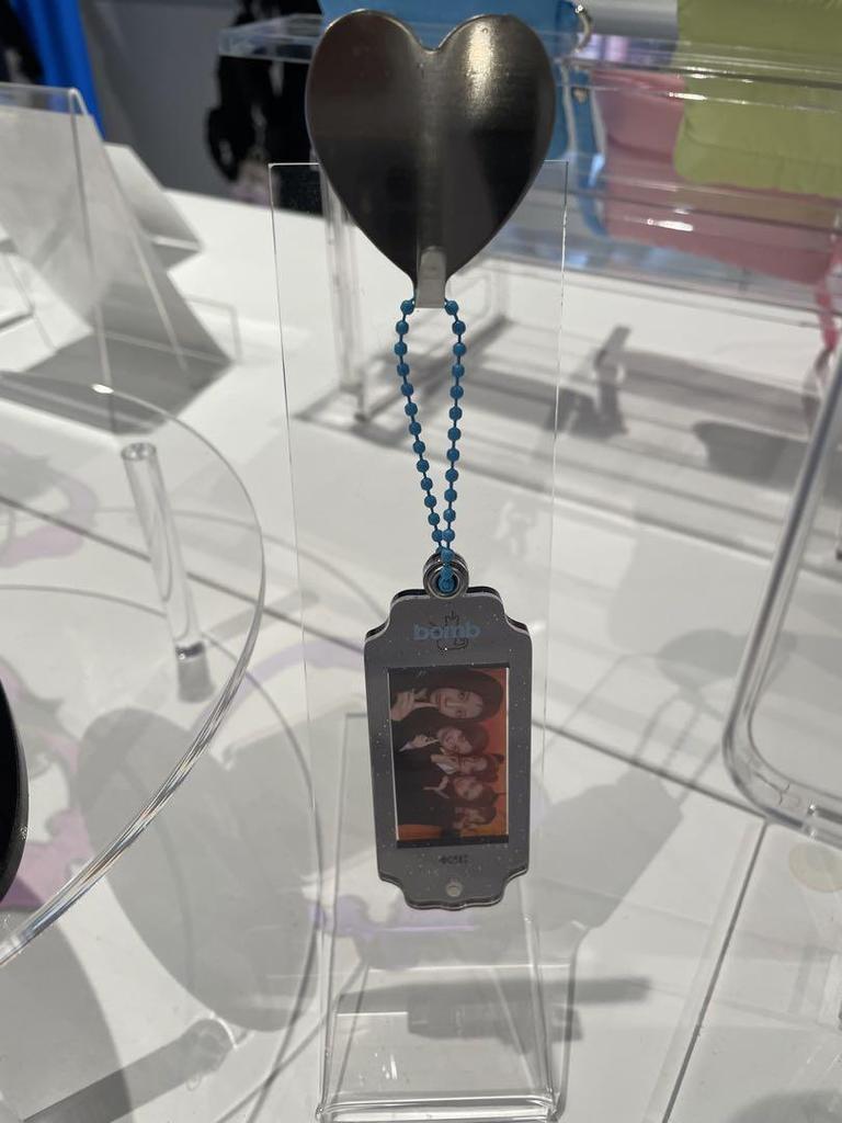 [Б/У] ILLIT брелок-бирка с поп-ап дизайном