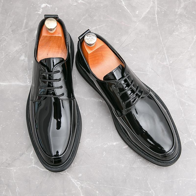 Модный дизайнер Роскошные мужские лакированные туфли Черные Белые Лоферы Слипоны Формальные мужские туфли для платья Свадебные Офисные Повседневные туфли для мужчин
