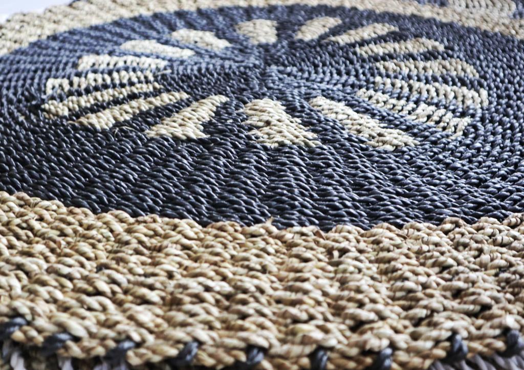 Seagrass Rug Round Black and Tan 1m