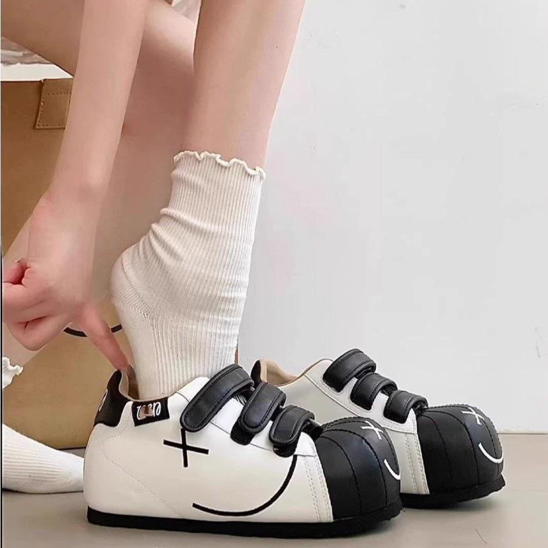 Туфли на липучках женские 2025 новые маленькие кеды модные универсальные студенческие повседневные спортивные белые туфли