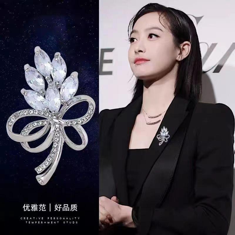 Brooch High-End Sense Niche High-End Women'S Silk Scarf Buckle Alloy Corsage Small Fragrant Wind Pearl Rhinestone High-End