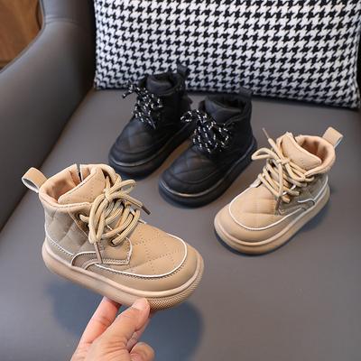 Новая детская обувь. Кожаные сапоги для мальчиков. Модные ботинки для девочек. Модная обувь.