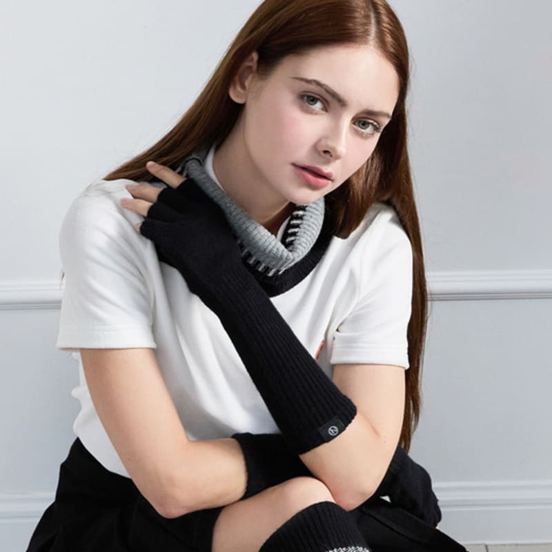 Нитина шерстяная вязаная грелка для рук BK