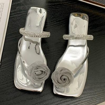 Модные женские шлепанцы на каблуке с цветком, сандалии с кристаллами и перемычкой для пальца, женская обувь 2025 тренд, летняя модная обувь, шлепанцы, неглубокие, на массивном каблуке, женская обувь