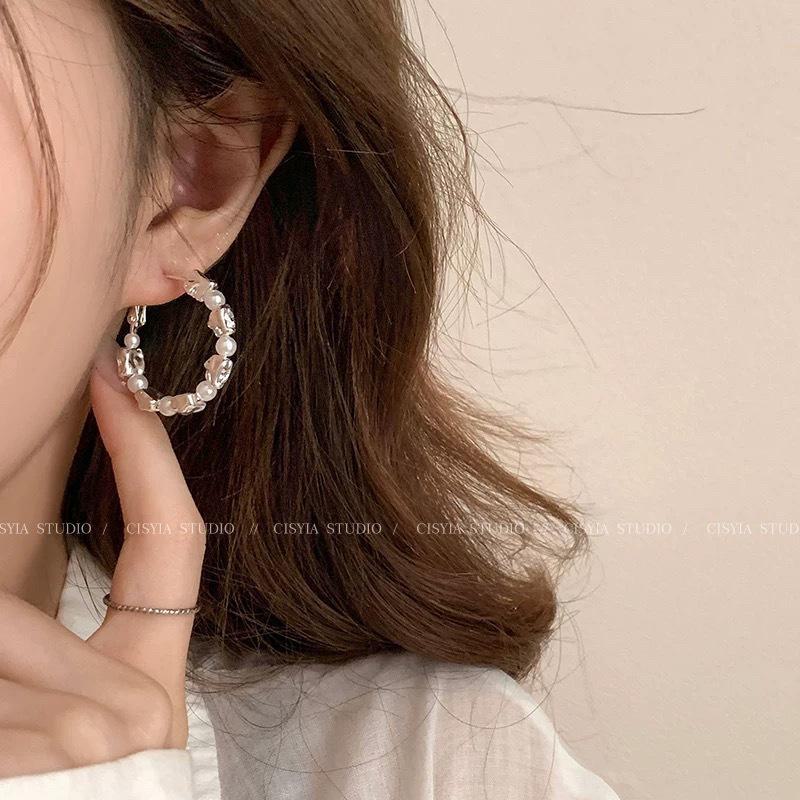 Серебряные серьги-кольца и жемчуг для женщин — шикарный, универсальный дизайн в виде большого круга