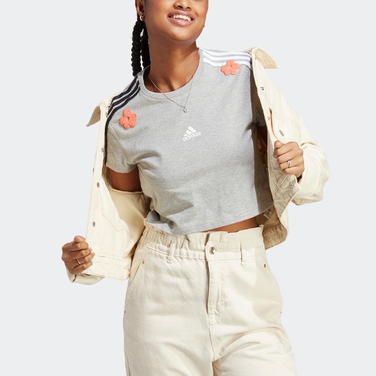 Adidas Футболка с цветочными нашивками из синели и логотипом в полоску с круглым вырезом и короткими рукавами, женские топы среднего размера, конопляно-серый IC0027