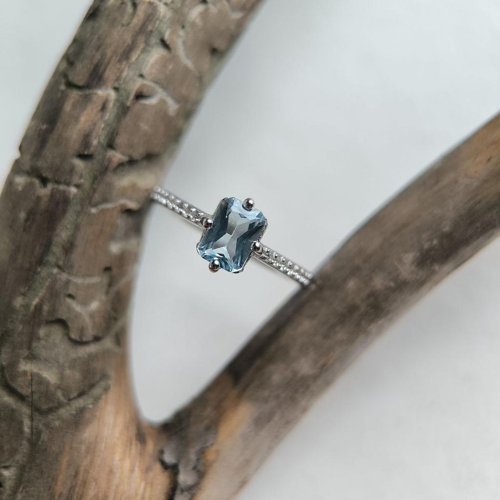 Серебряное кольцо с натуральным топазом 1.402ct, фианитами, вес изделия 2,37 гр (2194477)