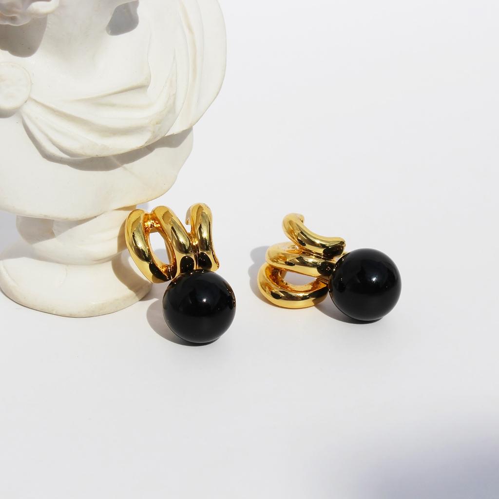 Autumn And Winter New French Black Agate Commuter Earrings Fashionable Wavy Metal Stud Earrings Women'S Fashion Silver Needle 702