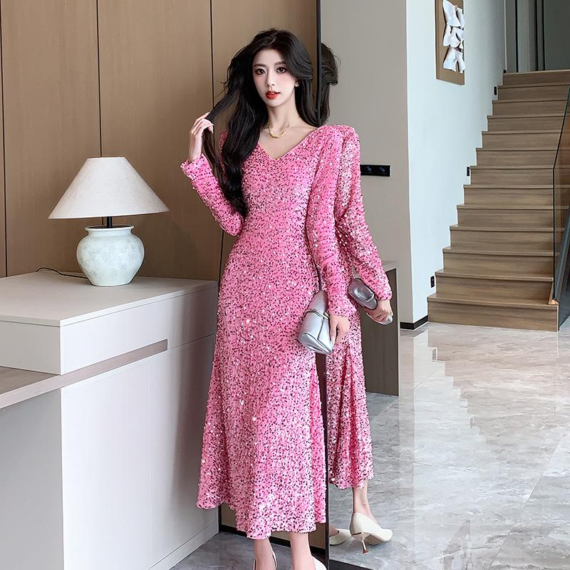 Женское платье-рыбий хвост с V-образным вырезом и длинными рукавами, расшитое пайетками (Коллекция осень/зима 2024)