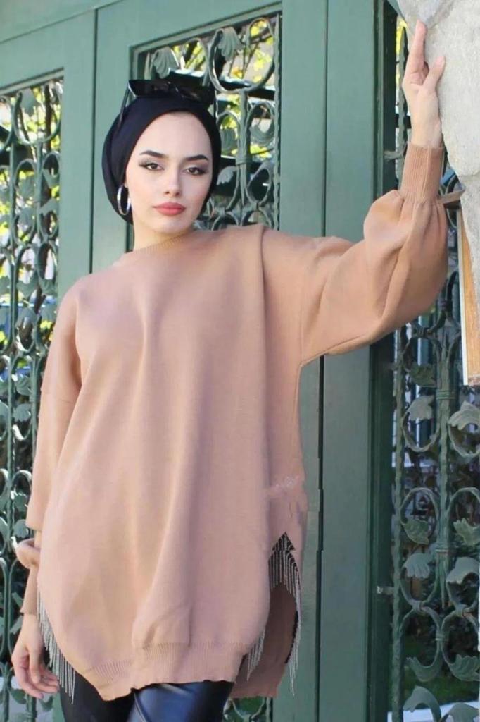 Женский длинный свитер в стиле хиджаб с круглым вырезом и воздушными рукавами и цепочкой с детальным разрезом